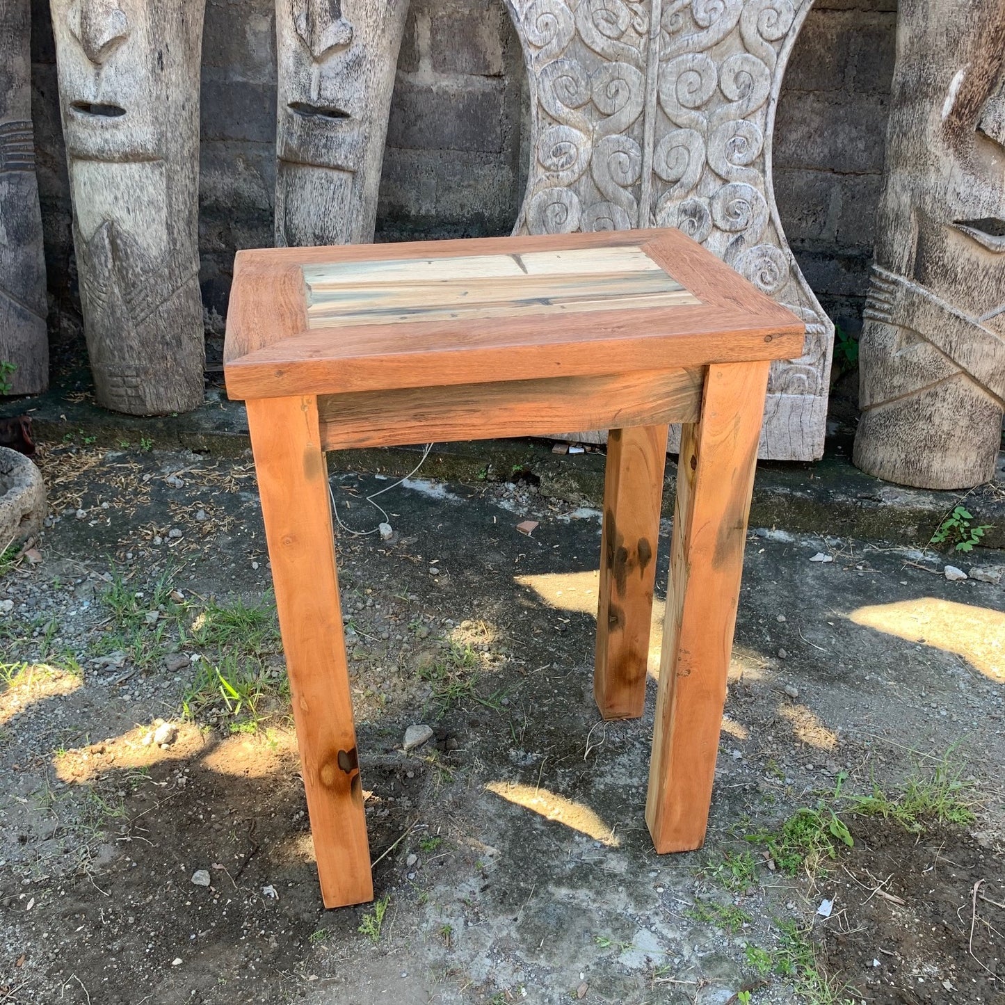 Hoher Tisch - Ausstellungsständer - Recyclingholz