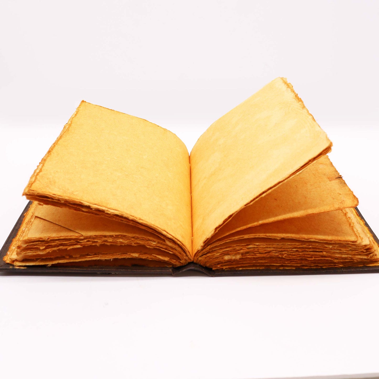 Schweres braun-hellbraunes Buch – Dreifachmond-Dekor aus Zink – 200 Seiten mit Büttenrand – 26 x 18 cm