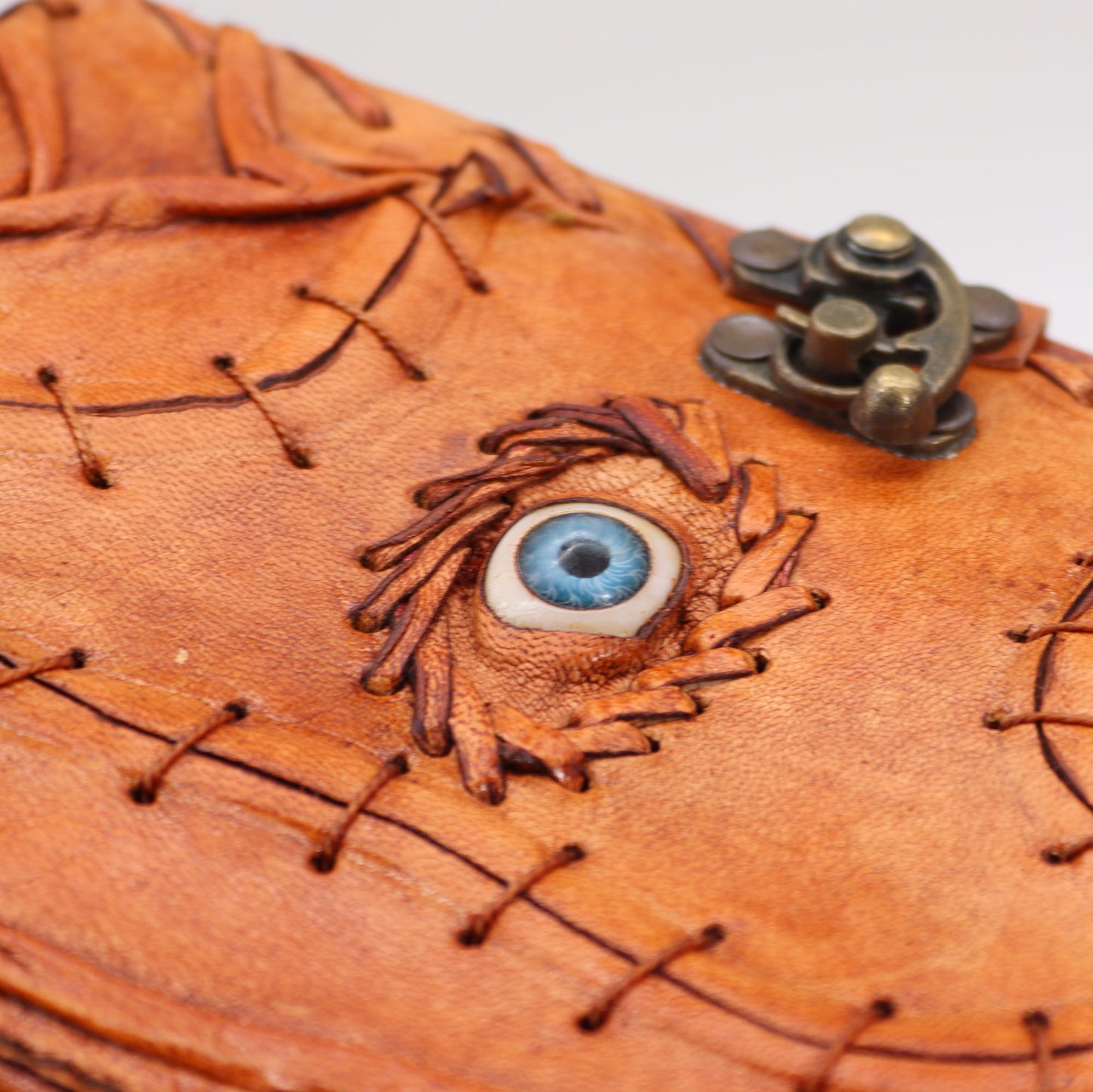 Hellbraunes Buch – Dekor „Böser Blick“ – 160 Seiten mit Büttenrand – 17 x 12,5 cm