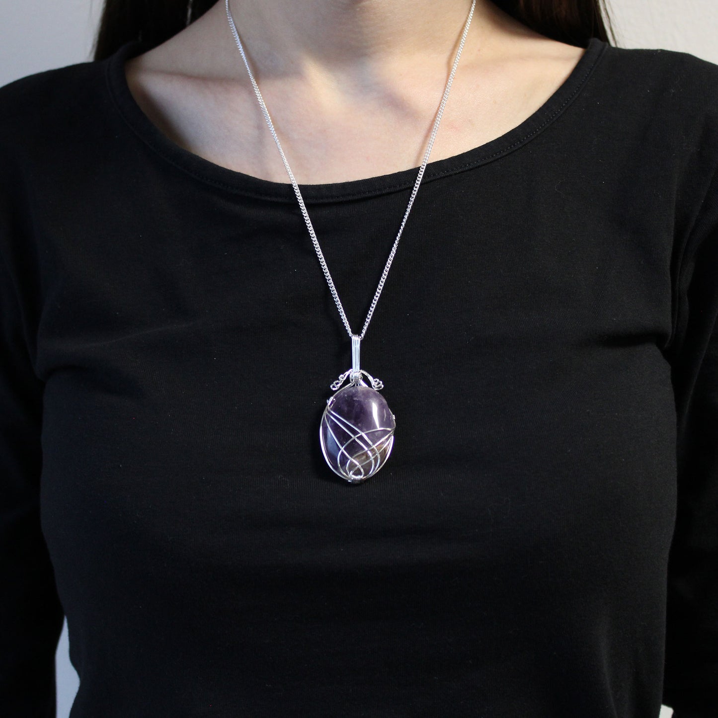 Halskette mit Edelsteinen in Wirbelform - Amethyst