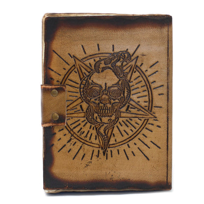 Notizbuch aus Leder mit Pentagon- und Totenkopfmotiv und Brandnarbenmuster (18x13 cm)