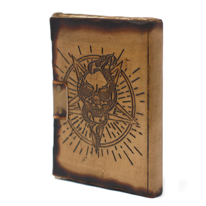 Notizbuch aus Leder mit Pentagon- und Totenkopfmotiv und Brandnarbenmuster (18x13 cm)