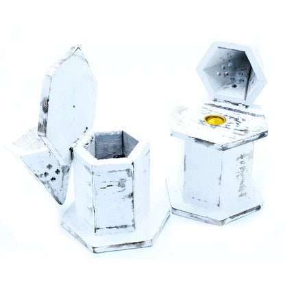 Weiß getünchter Räucherstäbchenhalter – Pyramidenförmiges Mini-Haus