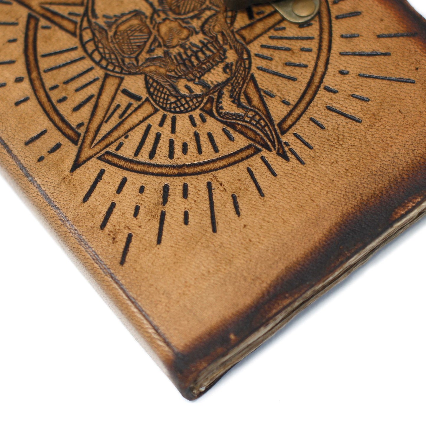 Notizbuch aus Leder mit Pentagon- und Totenkopfmotiv und Brandnarbenmuster (18x13 cm)