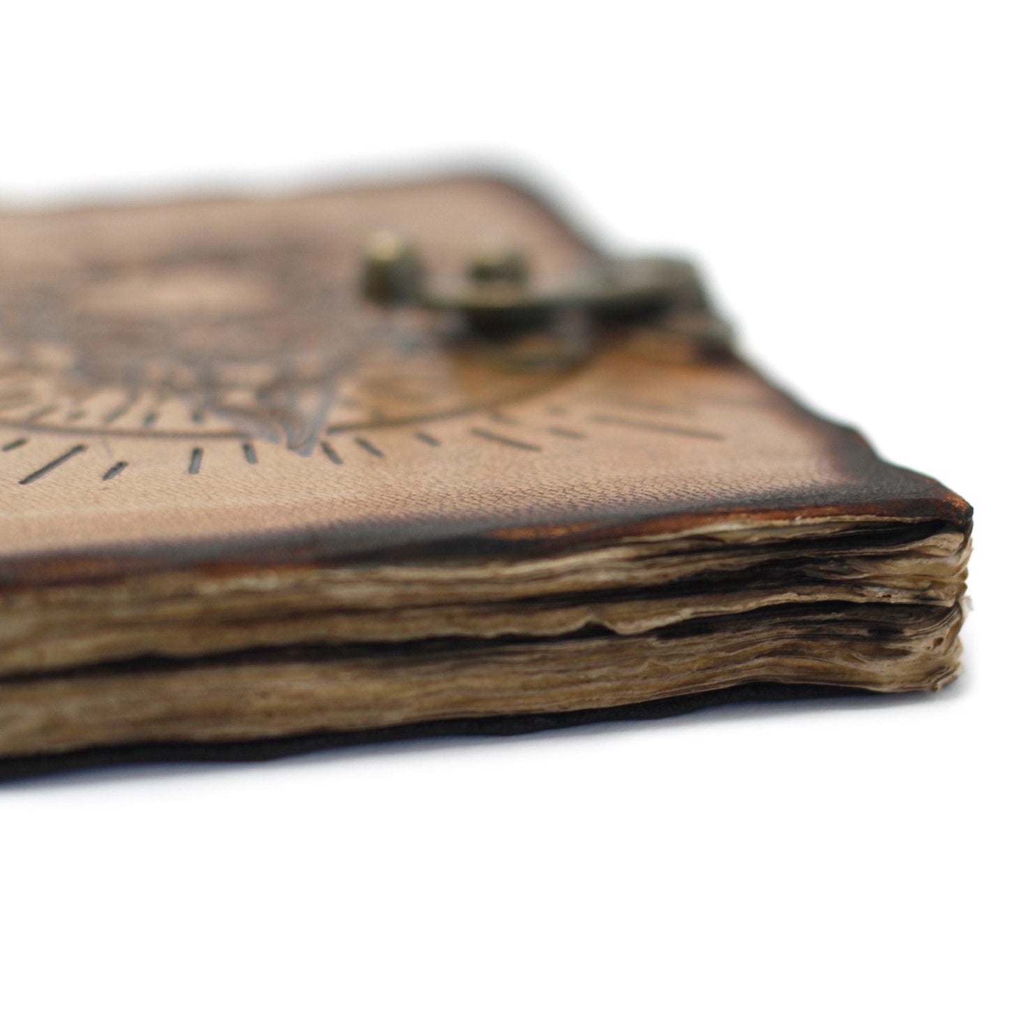 Notizbuch aus Leder mit Pentagon- und Totenkopfmotiv und Brandnarbenmuster (18x13 cm)