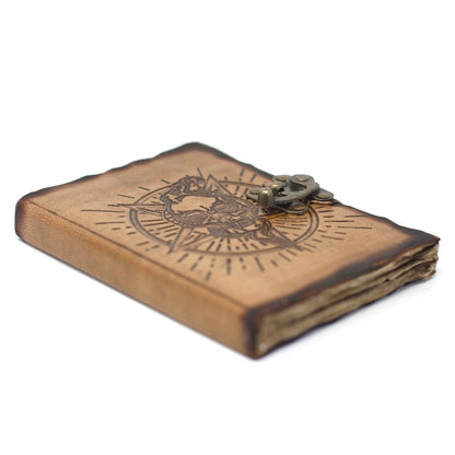 Notizbuch aus Leder mit Pentagon- und Totenkopfmotiv und Brandnarbenmuster (18x13 cm)