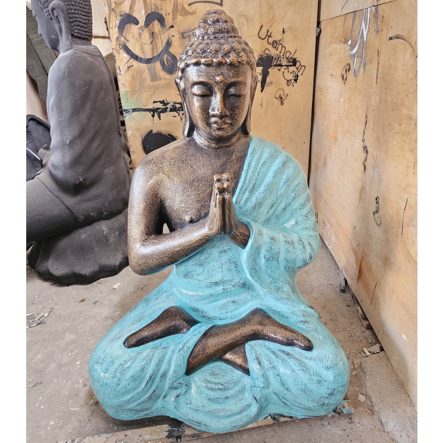 Mittelgroße, türkisfarbene und goldene betende Buddha-Statue – 1,2 m hoch