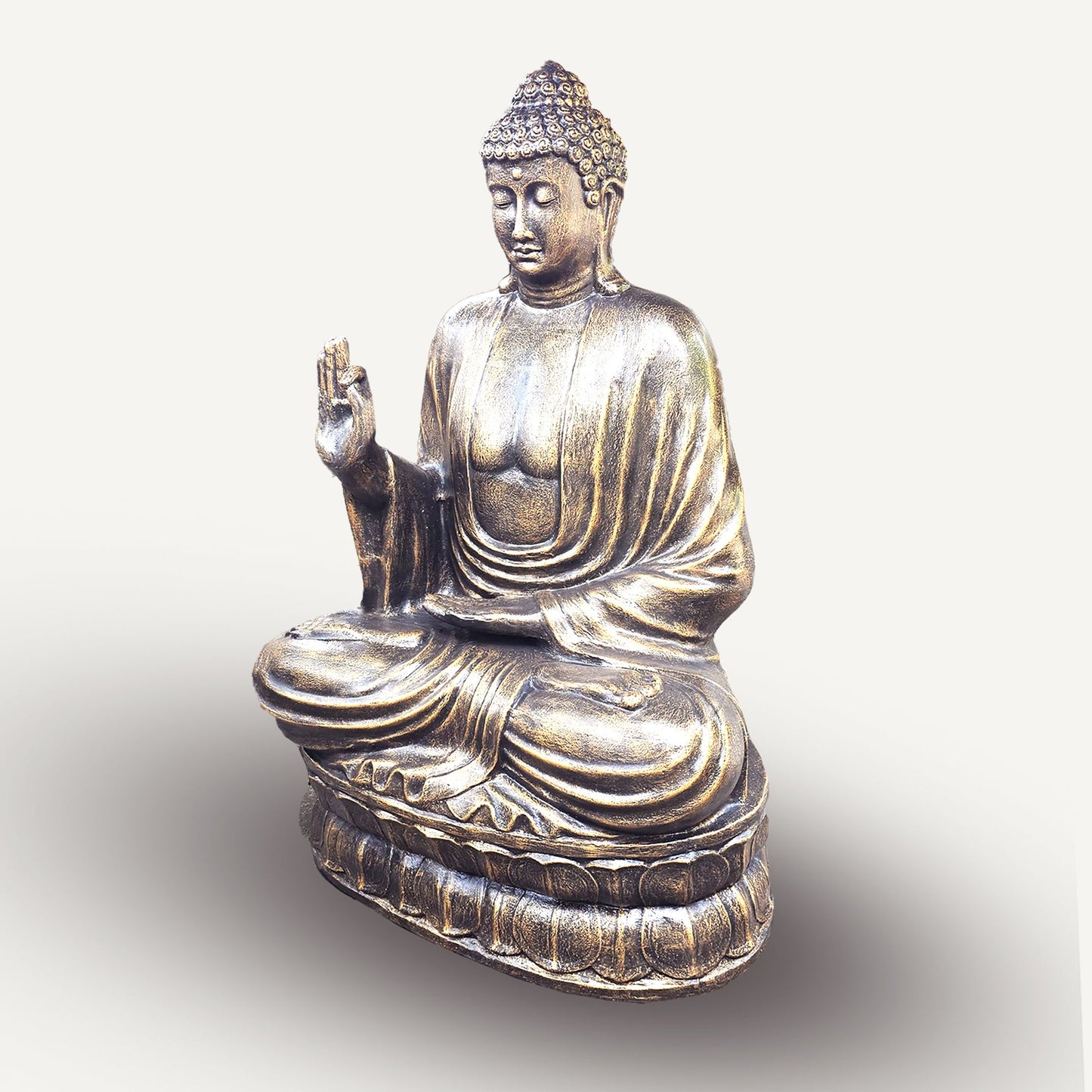 Großer antiker goldener Buddha, der auf einer Lotusblume lehrt – 2 m