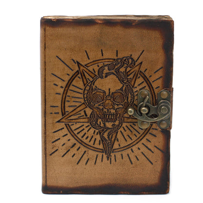 Notizbuch aus Leder mit Pentagon- und Totenkopfmotiv und Brandnarbenmuster (18x13 cm)