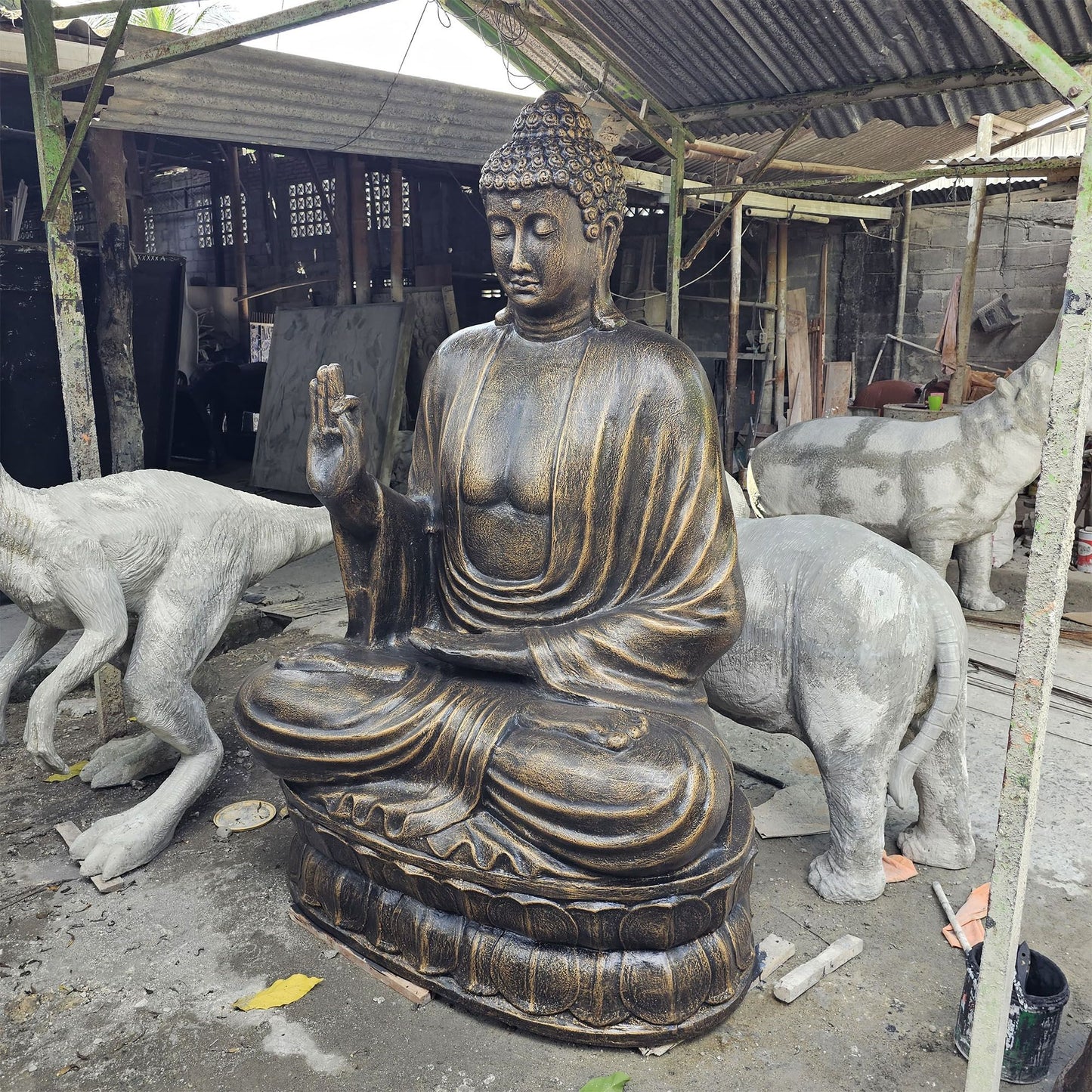 Großer antiker goldener Buddha, der auf einer Lotusblume lehrt – 2 m