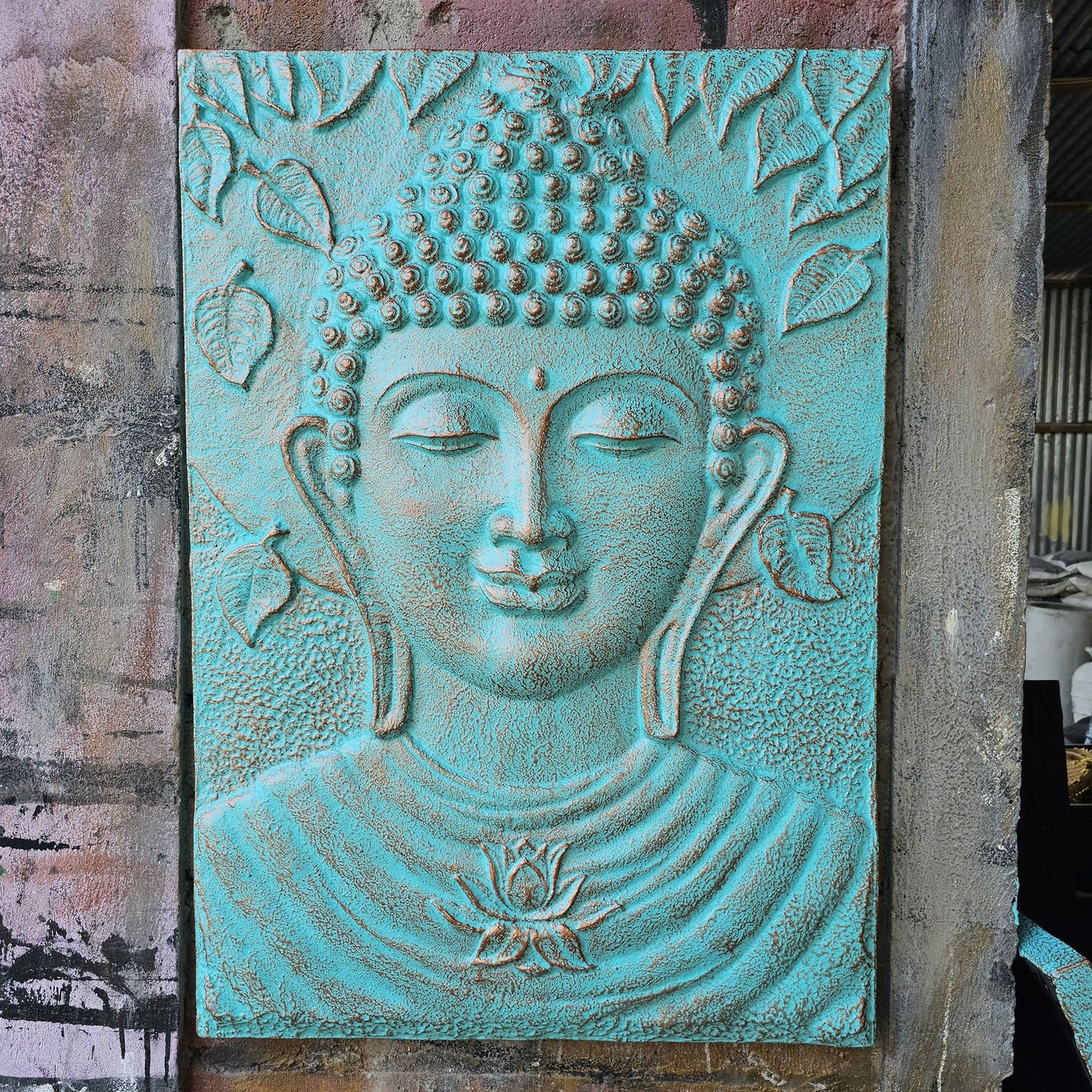 Großer Buddha-Eisenrahmen mit Türkisrelief – 0,7 x 1 m