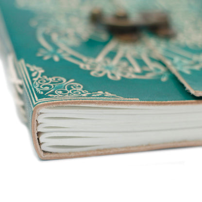 Notizbuch „Peace“ aus Leder in Grün mit Schloss (18x13 cm)